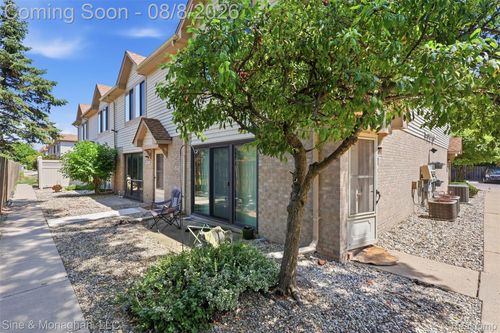 38571 Wellington Dr, Clinton Twp, MI, 48036-3522 | Card Image