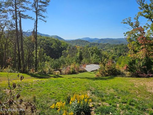 2211 Ridgeland Cir, Sevierville, TN, 37862-8611 | Card Image