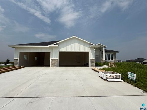 4205 N Interlachen Trl, Sioux Falls, SD, 57107-3093 | Card Image
