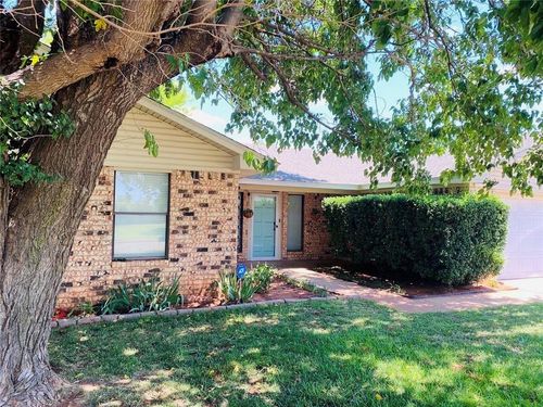 131 E Bonita Dr, Elk City, OK, 73644-3715 | Card Image