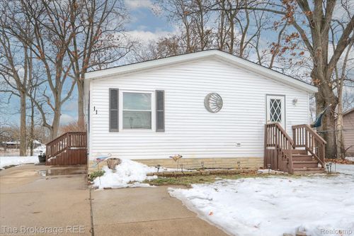 11 Crane Lake Dr, Linden, MI, 48451-9427 | Card Image