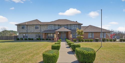 1606 Ne Oakridge Dr, Claremore, OK, 74017-1434 | Card Image