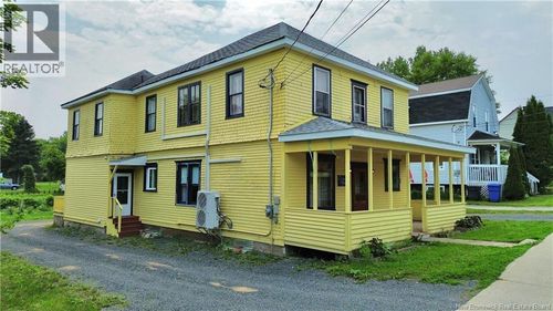 539 Queen St, House with 7 bedrooms, 3 bathrooms and null parking in Bathurst NB | Card Image