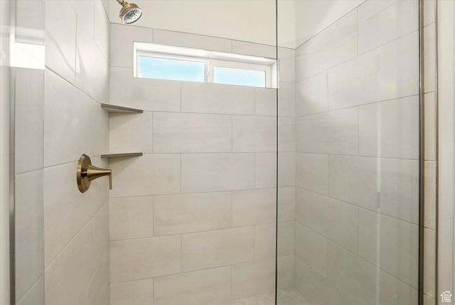 Bathroom with tiled shower | Image 22