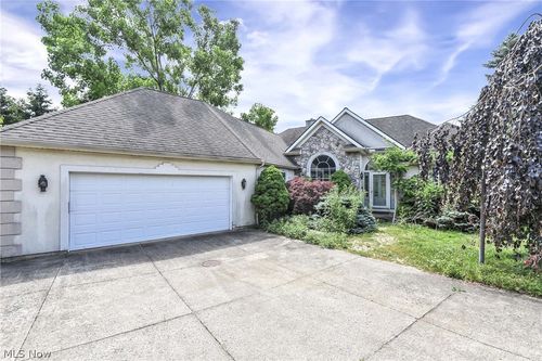 30111 Bonnie View Dr, Wickliffe, OH, 44092-1185 | Card Image