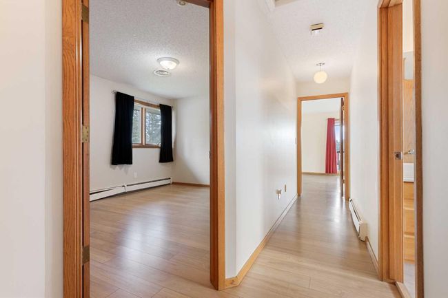 1008 Shawnee Dr Sw, House other with 3 bedrooms, 4 bathrooms and 6 parking in Calgary AB | Image 25
