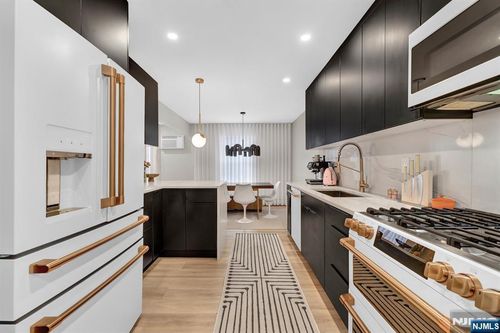 35 Riverview Ct, Secaucus, NJ, 07094-4056 | Card Image