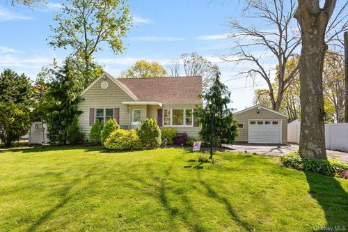 1321 Thompson Dr, Bay Shore, NY, 11706-5321 | Card Image