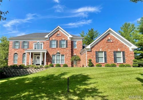1043 Greystone Manor Pkwy, Chesterfield, MO, 63005-4946 | Card Image