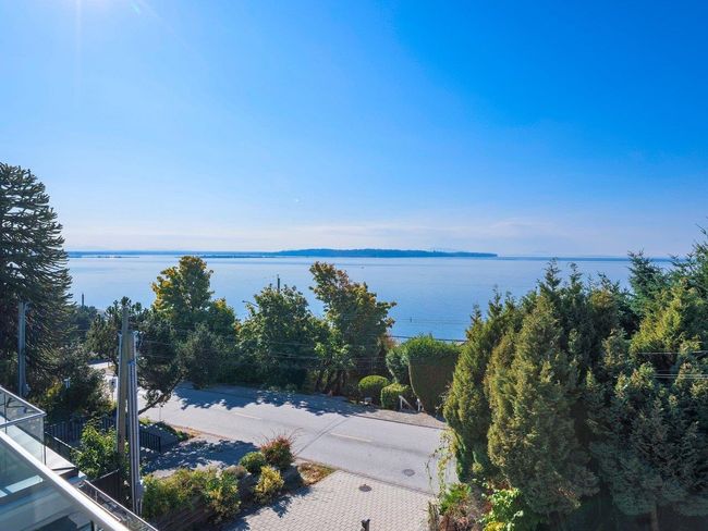 15315 Victoria Avenue, House other with 3 bedrooms, 2 bathrooms and 2 parking in White Rock BC | Image 24