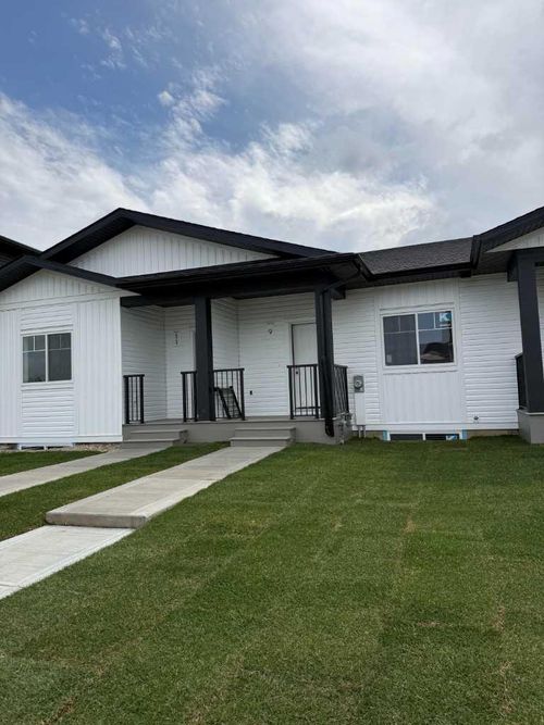 9 Gray Close, Sylvan Lake, AB, T4S0W4 | Card Image