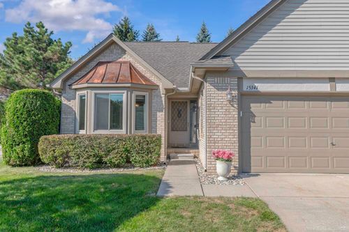 15341 Pebble Pointe Dr, Clinton Township, MI, 48038-5130 | Card Image