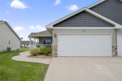 4423 Calder Dr, Marion, IA, 52302-8205 | Card Image