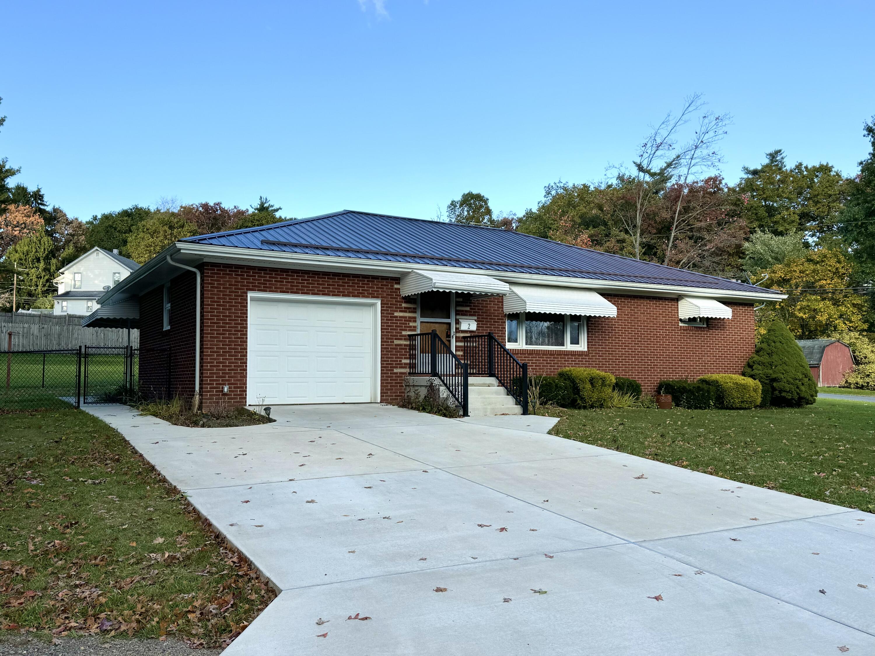 2 Elm Dr, For Sale in Brookville Zoocasa