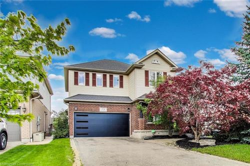 570 New Bedford Dr, Waterloo, ON, N2K4M7 | Card Image