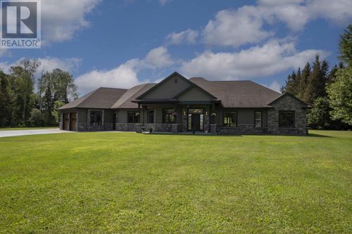 2422 Broadway Ave, Home with 3 bedrooms, 3 bathrooms and null parking in Thunder Bay ON | Card Image