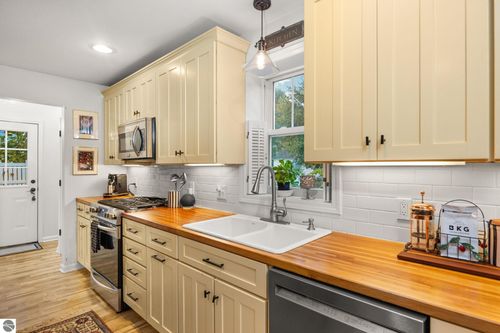 814 Locust St, Traverse City, MI, 49684-4019 | Card Image