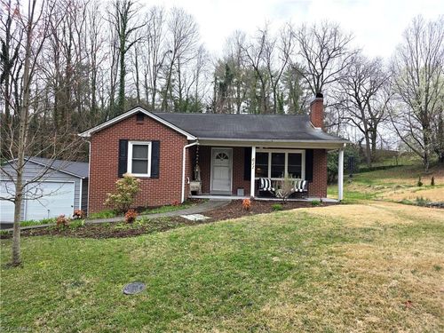 611 Arch St, Mount Airy, NC, 27030-3718 | Card Image