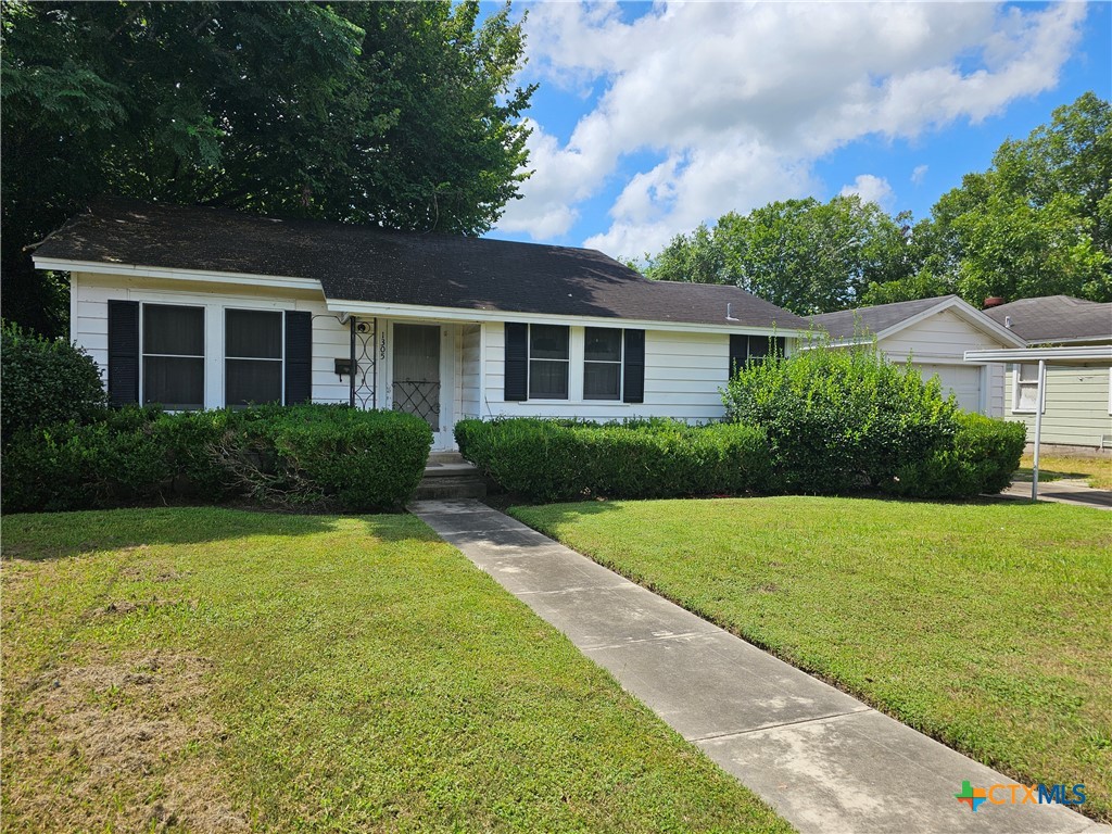 Virginia Ave, Victoria, TX 77901