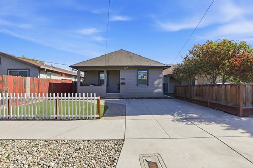 827 Central Ave, Hollister, CA, 95023-3526 | Card Image