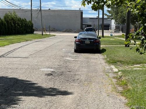 35708 Brush St, Wayne, MI, 48184-1605 | Card Image