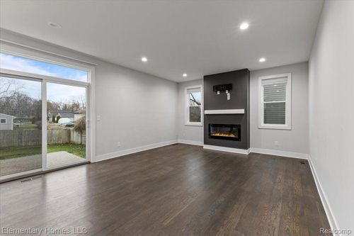 4003 Elmhurst Rd, Waterford, MI, 48328-4026 | Card Image