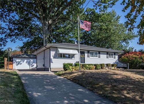 685 Beechview Dr, Akron, OH, 44305-2211 | Card Image