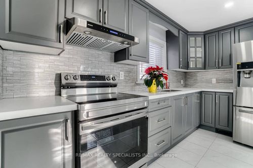 44 Sanford St, Barrie, ON, L4N3C4 | Card Image