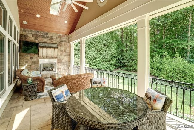 Porch with automatic Phantom screens | Image 15