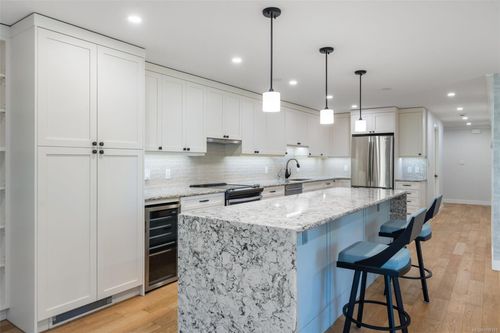 207-2930 Cook St, Victoria, BC, V8T3S7 | Card Image