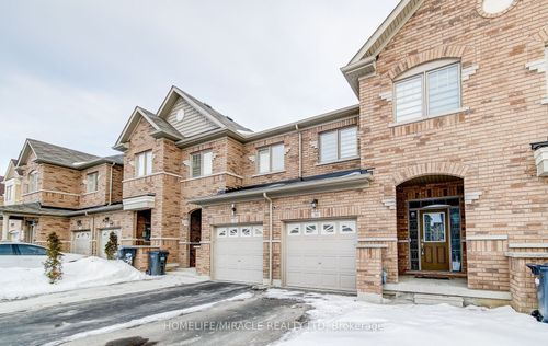 30 Davenfield Cir, Brampton, ON, L6P4M2 | Card Image