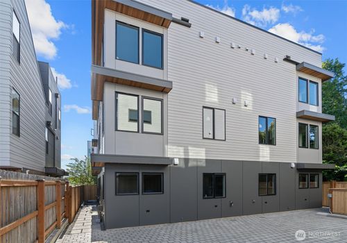 4519 Bagley Ave N, Seattle, WA, 98103-6992 | Card Image