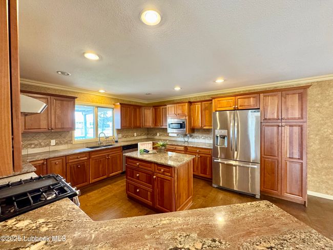 213 E 7 Th St, House other with 3 bedrooms, 3 bathrooms and null parking in Idalou TX | Image 11