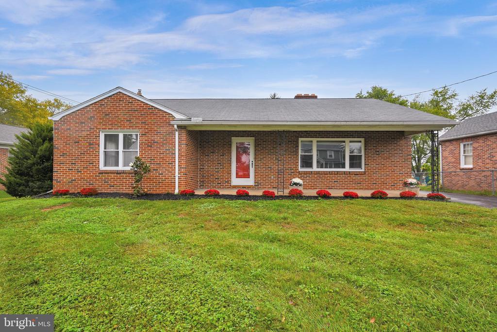Sunset Ln, York, PA 17408