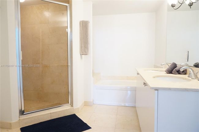 APT-606 - 17555 Atlantic Blvd, Condo with 2 bedrooms, 2 bathrooms and null parking in Sunny Isles Beach FL | Image 11