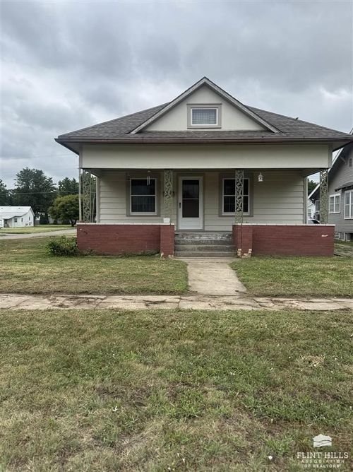 432 E 8th St, Concordia, KS, 66901-3602 | Card Image