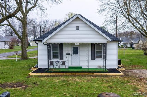 800 Frey St, Gillespie, IL, 62033-1132 | Card Image