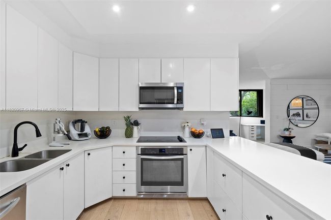 APT-237 - 141 Crandon Blvd, Condo with 3 bedrooms, 2 bathrooms and null parking in Key Biscayne FL | Image 8
