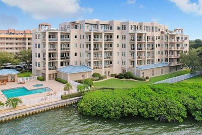 202 - 600 Edgewater Drive, Condo with 3 bedrooms, 2 bathrooms and null parking in Dunedin FL | Image 1