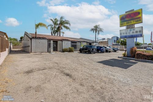 2018 Niles St, Bakersfield, CA, 93305-5006 | Card Image