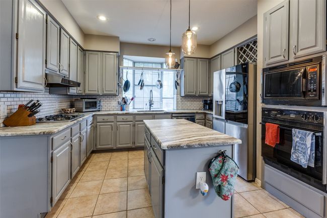 If you like to cook and entertain, this is the right kitchen for you! | Image 8