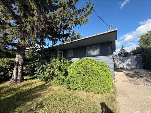 143 Gladstone Ave N, House with 3 bedrooms, 2 bathrooms and 4 parking in Yorkton SK | Card Image