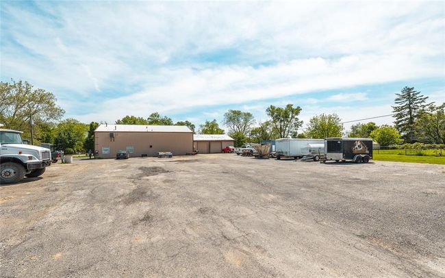 View of vehicle parking | Image 30