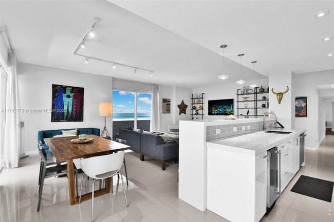 PHH - 9225 Collins Ave, Condo with 3 bedrooms, 3 bathrooms and null parking in Surfside FL | Image 8