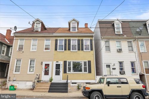 637 W College Ave, YORK, PA, 17401-3870 | Card Image