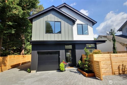 811 Ne 90th Street, Seattle, WA, 98115 | Card Image