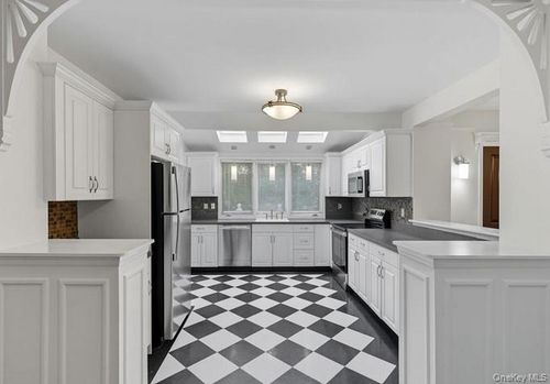 22 School St, Oyster Bay, NY, 11771-2307 | Card Image