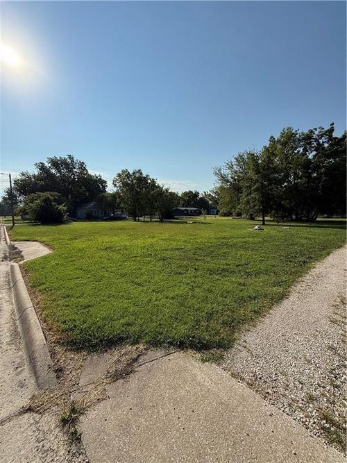 402 S 4th St, Iola, KS, 66749-3542 | Card Image