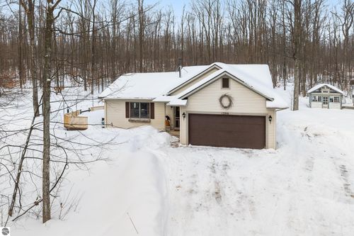 1306 Orchard Ln, Petoskey, MI, 49770-8840 | Card Image
