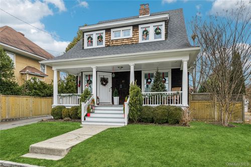 27 Hewlett Ct, Babylon, NY, 11702-3910 | Card Image